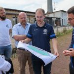 azmantel - Hass und Hetze im Sport - Besuch bei Makkabi Frankfurt - 14.08.24,
Auf diesem Gelände soll das neue Makkabi Sportzentrum entstehen. Hessens Justizminister Heinz spricht im Rahmen seiner Sommertour mit Vertretern des Clubs und Oberstaatsanwalt Passialis,
- Foto: René Vigneron