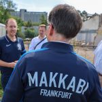 azmantel - Hass und Hetze im Sport - Besuch bei Makkabi Frankfurt - 14.08.24,
Auf diesem Gelände soll das neue Makkabi Sportzentrum entstehen. Hessens Justizminister Heinz spricht im Rahmen seiner Sommertour mit Vertretern des Clubs und Oberstaatsanwalt Passialis,
- Foto: René Vigneron